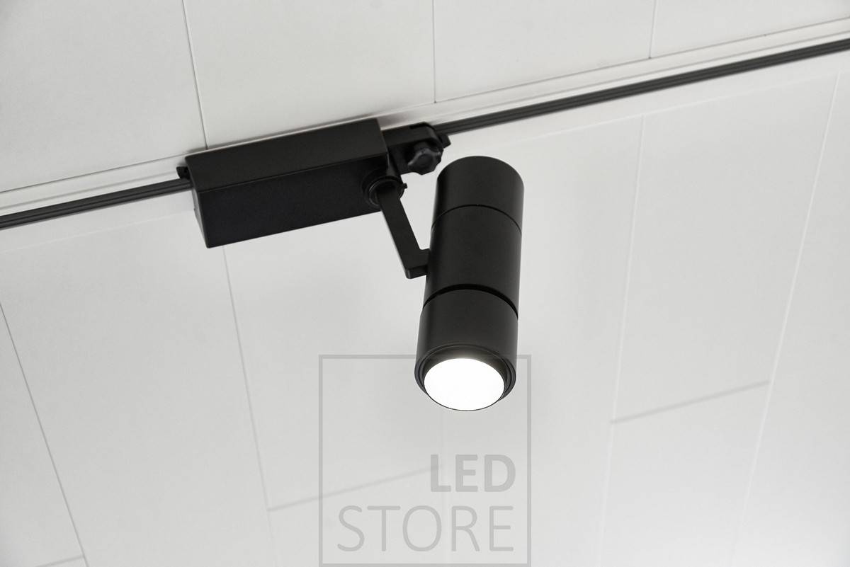 Lampe sur rail à LED noire, 15W. La puissance lumineuse dépend de l'angle de la lumière. Plus l'angle du faisceau est serré, plus les lumens sont concentrés. Le rendement lumineux moyen du luminaire est de 1500 lumens. Ces luminaires sur rail ont une puissance lumineuse suffisante pour convenir à des applications exigeantes telles que l'éclairage de magasins, de salles d'exposition et d'espaces de vie élevés. Ledstore.fi